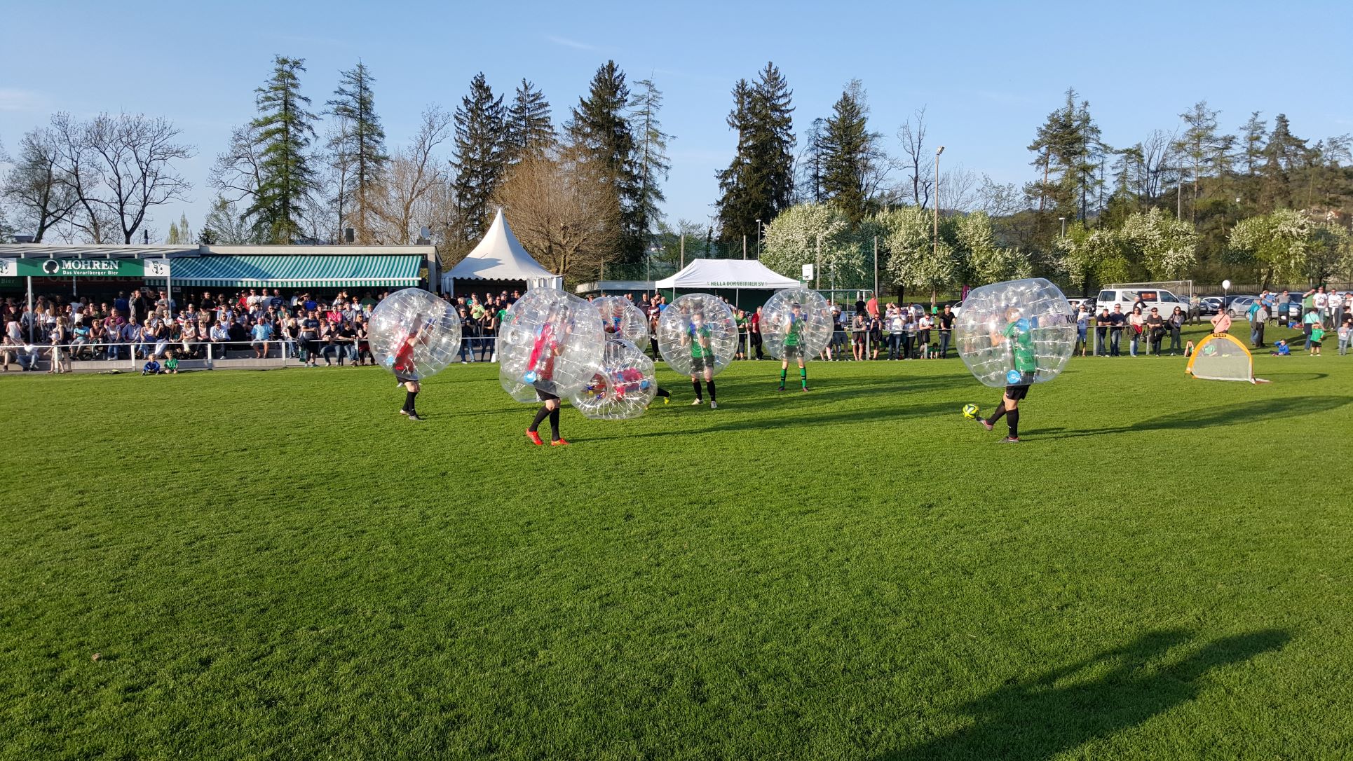 Firmenfeier mit Kugelz - Bubble Soccer auf einem Fußballfeld