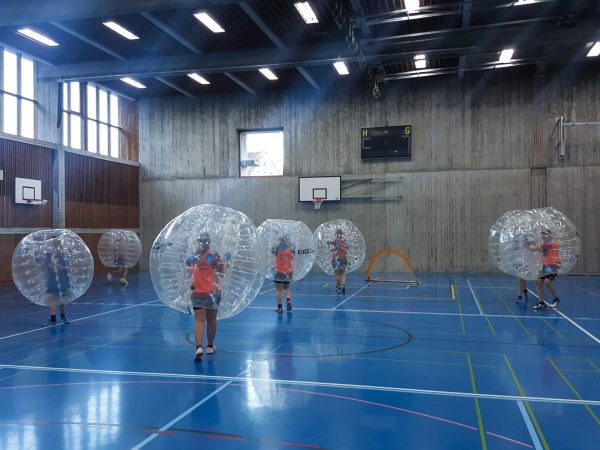 Bubble Soccer - Kugelz in einer Halle spielen Männer