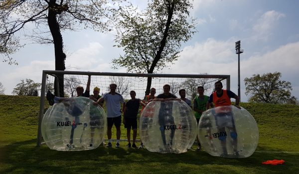 Bubble Soccer - Kugelz, Polterabend die Männer posieren für ein Foto mit den Bällen