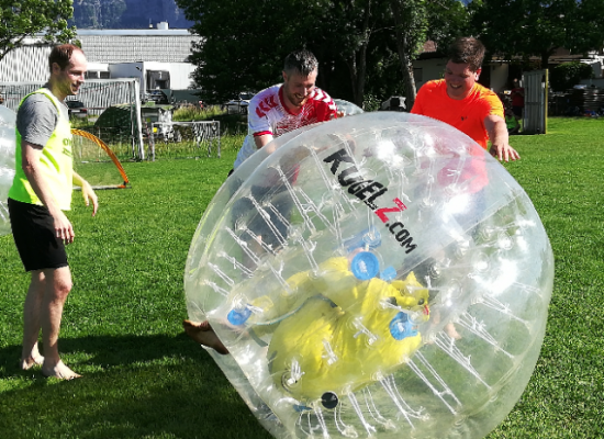 Bräutigam mit Kostüm in einem Bubble Soccer Ball von Kugelz