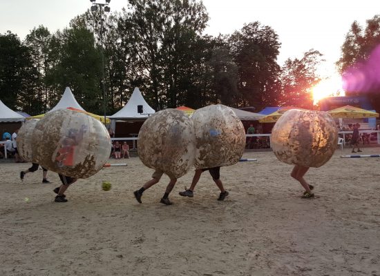 Bubble Soccer gespielt auf Sand bei einer Firmenfeier